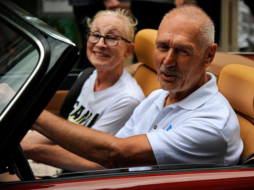 Das Wetter spielte prchtig mit und lockte zusammen mit 116 exquisiten Oldtimern Tausende zum verkaufsoffenen Sonntag in die Staufener Altstadt – zum Shoppen, genieen und bestaunen unterschiedlichster Gefhrte der Automobilhistorie.