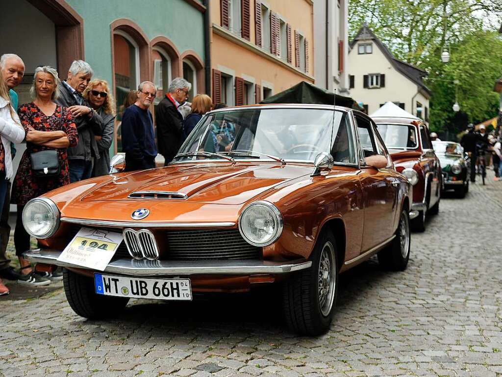 Das Wetter spielte prchtig mit und lockte zusammen mit 116 exquisiten Oldtimern Tausende zum verkaufsoffenen Sonntag in die Staufener Altstadt – zum Shoppen, genieen und bestaunen unterschiedlichster Gefhrte der Automobilhistorie.