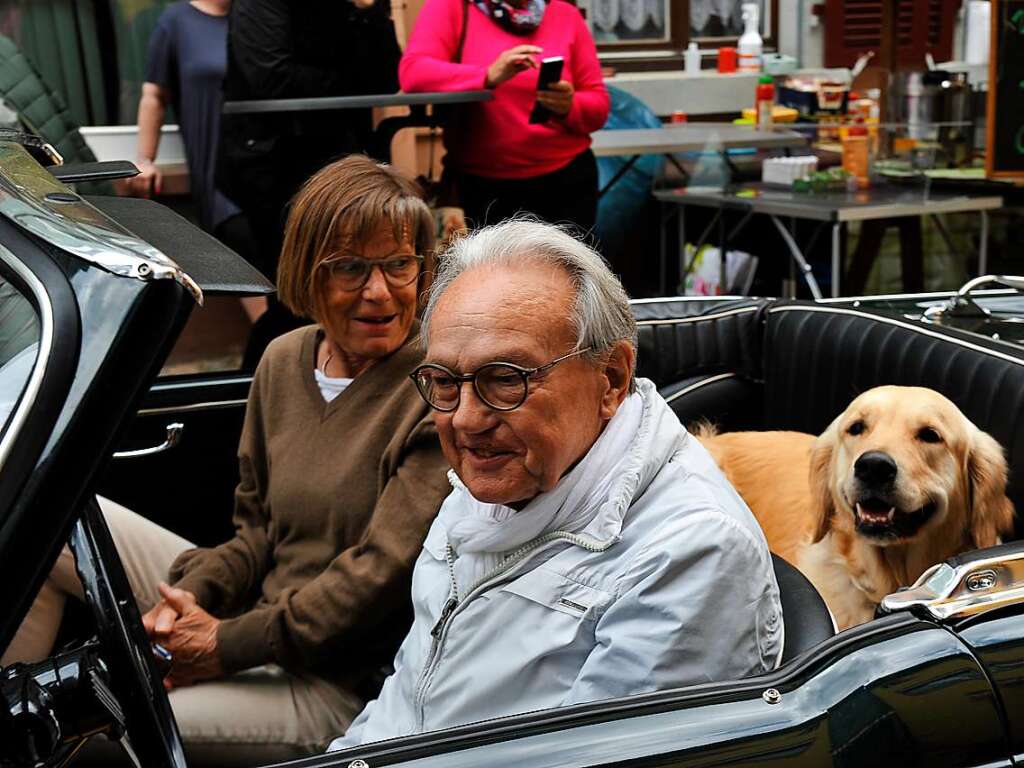 Das Wetter spielte prchtig mit und lockte zusammen mit 116 exquisiten Oldtimern Tausende zum verkaufsoffenen Sonntag in die Staufener Altstadt – zum Shoppen, genieen und bestaunen unterschiedlichster Gefhrte der Automobilhistorie.