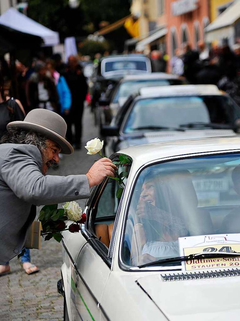 Das Wetter spielte prchtig mit und lockte zusammen mit 116 exquisiten Oldtimern Tausende zum verkaufsoffenen Sonntag in die Staufener Altstadt – zum Shoppen, genieen und bestaunen unterschiedlichster Gefhrte der Automobilhistorie.