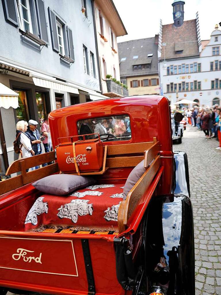 Das Wetter spielte prchtig mit und lockte zusammen mit 116 exquisiten Oldtimern Tausende zum verkaufsoffenen Sonntag in die Staufener Altstadt – zum Shoppen, genieen und bestaunen unterschiedlichster Gefhrte der Automobilhistorie.