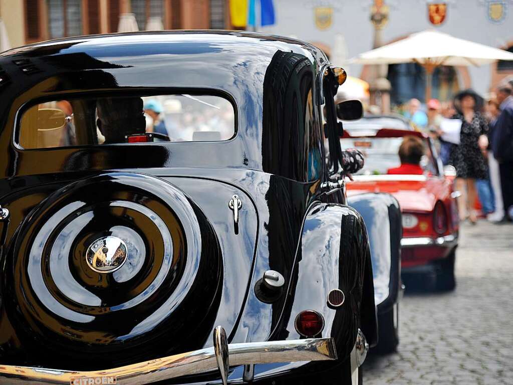 Das Wetter spielte prchtig mit und lockte zusammen mit 116 exquisiten Oldtimern Tausende zum verkaufsoffenen Sonntag in die Staufener Altstadt – zum Shoppen, genieen und bestaunen unterschiedlichster Gefhrte der Automobilhistorie.