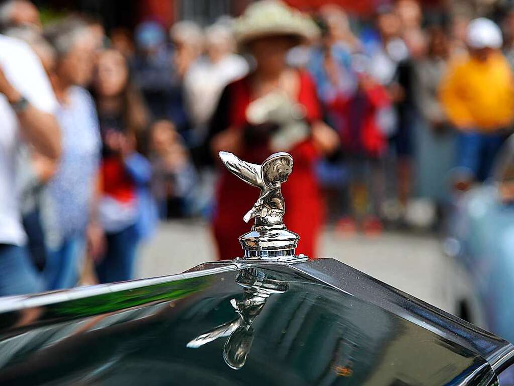 Das Wetter spielte prchtig mit und lockte zusammen mit 116 exquisiten Oldtimern Tausende zum verkaufsoffenen Sonntag in die Staufener Altstadt – zum Shoppen, genieen und bestaunen unterschiedlichster Gefhrte der Automobilhistorie.