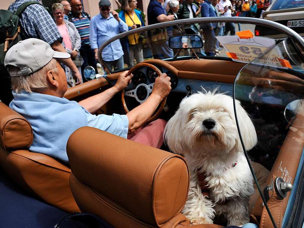 Das Wetter spielte prchtig mit und lockte zusammen mit 116 exquisiten Oldtimern Tausende zum verkaufsoffenen Sonntag in die Staufener Altstadt – zum Shoppen, genieen und bestaunen unterschiedlichster Gefhrte der Automobilhistorie.