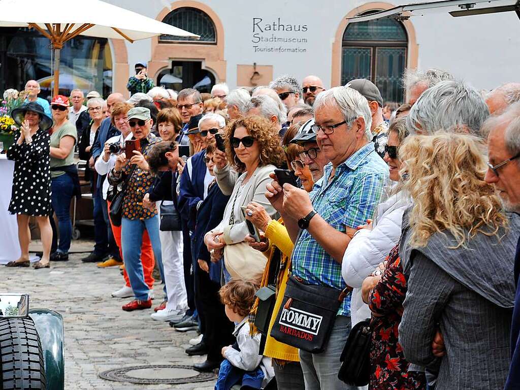 Das Wetter spielte prchtig mit und lockte zusammen mit 116 exquisiten Oldtimern Tausende zum verkaufsoffenen Sonntag in die Staufener Altstadt – zum Shoppen, genieen und bestaunen unterschiedlichster Gefhrte der Automobilhistorie.