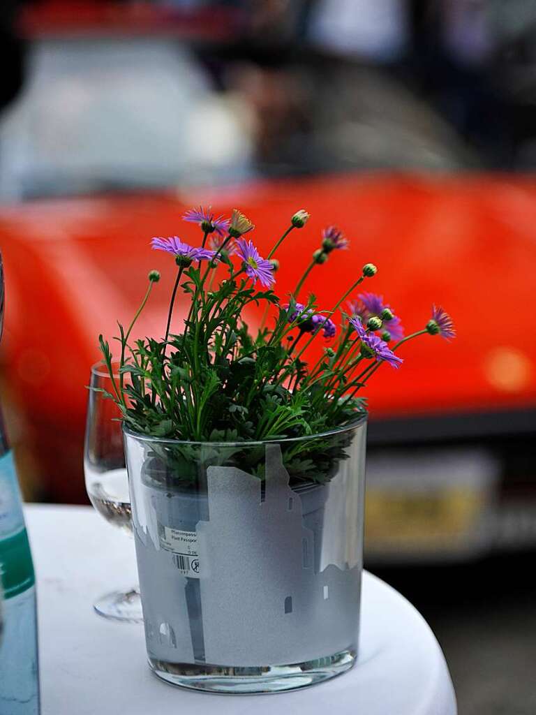 Das Wetter spielte prchtig mit und lockte zusammen mit 116 exquisiten Oldtimern Tausende zum verkaufsoffenen Sonntag in die Staufener Altstadt – zum Shoppen, genieen und bestaunen unterschiedlichster Gefhrte der Automobilhistorie.