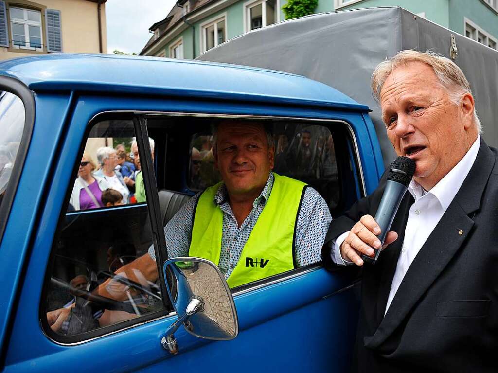 Der Vorsitzende des veranstaltenden Gewerbevereins, Wolfgang Dorst, machte wieder mit seinem historischen VW-Pritschenwagen den Abschluss un dlie sich von Moderator Frank Rischmller interviewen.