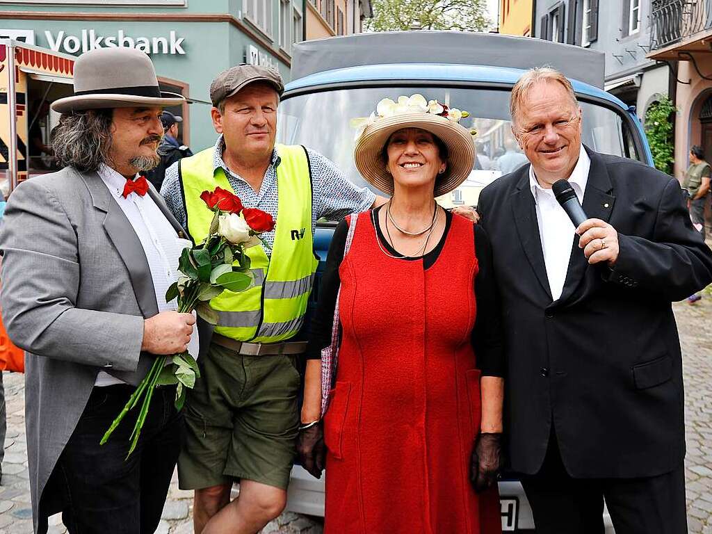 Peter Csutora, Wolfgang Dorst und Angela Hassler (von links)  vom Gewerbeverein freuen sich mit Moderator Frank Rischmller ber die gelungene Autoschau.