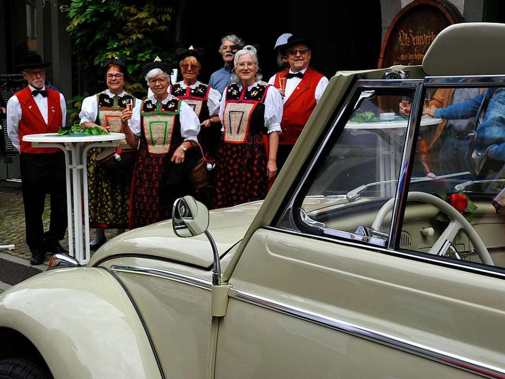 Doppelt historisch: Trachtengruppe Staufen und VW Cabrio von 1960