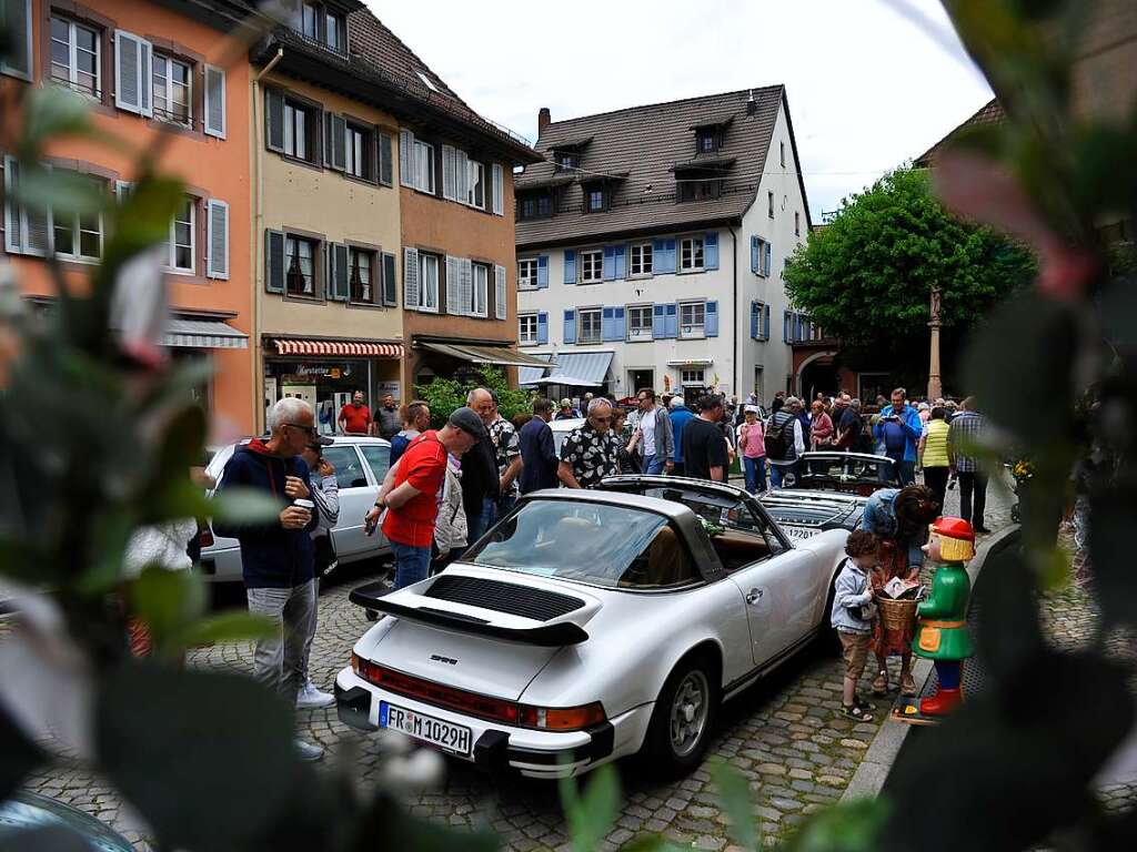 Das Wetter spielte prchtig mit und lockte zusammen mit 116 exquisiten Oldtimern Tausende zum verkaufsoffenen Sonntag in die Staufener Altstadt – zum Shoppen, genieen und bestaunen unterschiedlichster Gefhrte der Automobilhistorie.