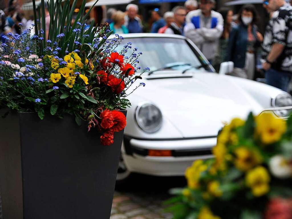 Das Wetter spielte prchtig mit und lockte zusammen mit 116 exquisiten Oldtimern Tausende zum verkaufsoffenen Sonntag in die Staufener Altstadt – zum Shoppen, genieen und bestaunen unterschiedlichster Gefhrte der Automobilhistorie.