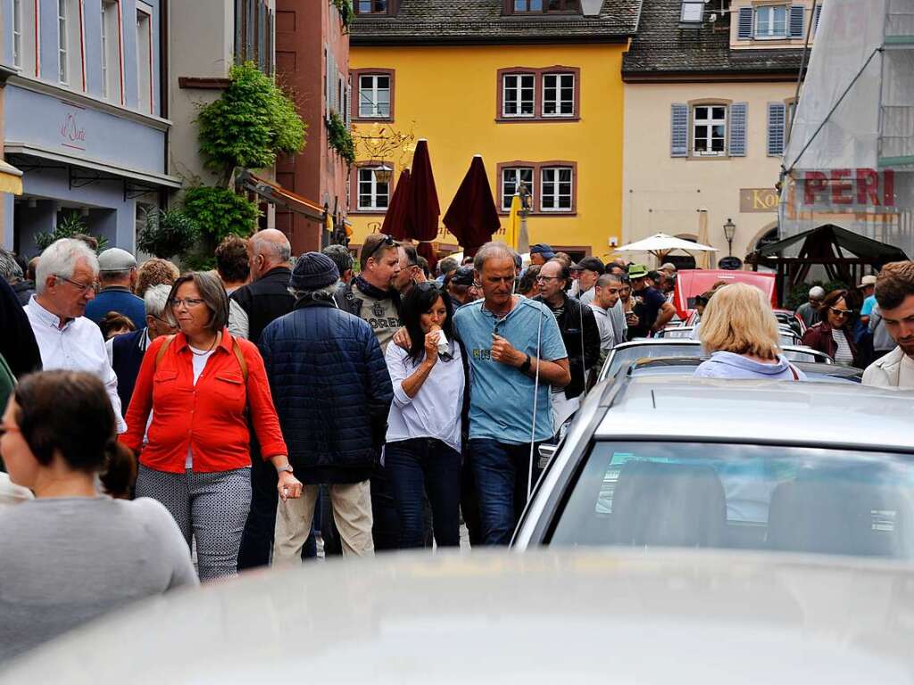 Das Wetter spielte prchtig mit und lockte zusammen mit 116 exquisiten Oldtimern Tausende zum verkaufsoffenen Sonntag in die Staufener Altstadt – zum Shoppen, genieen und bestaunen unterschiedlichster Gefhrte der Automobilhistorie.