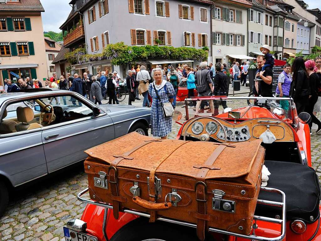 Das Wetter spielte prchtig mit und lockte zusammen mit 116 exquisiten Oldtimern Tausende zum verkaufsoffenen Sonntag in die Staufener Altstadt – zum Shoppen, genieen und bestaunen unterschiedlichster Gefhrte der Automobilhistorie.