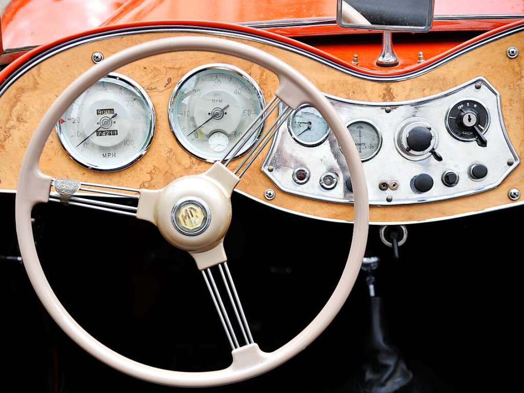 Das Wetter spielte prchtig mit und lockte zusammen mit 116 exquisiten Oldtimern Tausende zum verkaufsoffenen Sonntag in die Staufener Altstadt – zum Shoppen, genieen und bestaunen unterschiedlichster Gefhrte der Automobilhistorie.