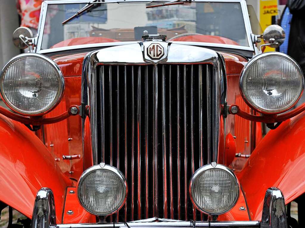 Das Wetter spielte prchtig mit und lockte zusammen mit 116 exquisiten Oldtimern Tausende zum verkaufsoffenen Sonntag in die Staufener Altstadt – zum Shoppen, genieen und bestaunen unterschiedlichster Gefhrte der Automobilhistorie.