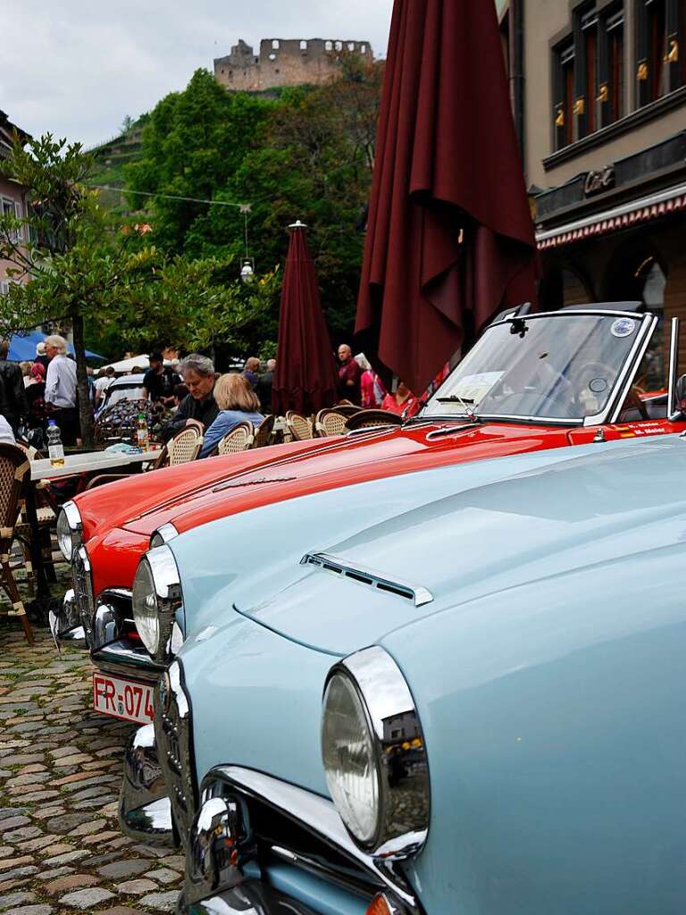 Das Wetter spielte prchtig mit und lockte zusammen mit 116 exquisiten Oldtimern Tausende zum verkaufsoffenen Sonntag in die Staufener Altstadt – zum Shoppen, genieen und bestaunen unterschiedlichster Gefhrte der Automobilhistorie.