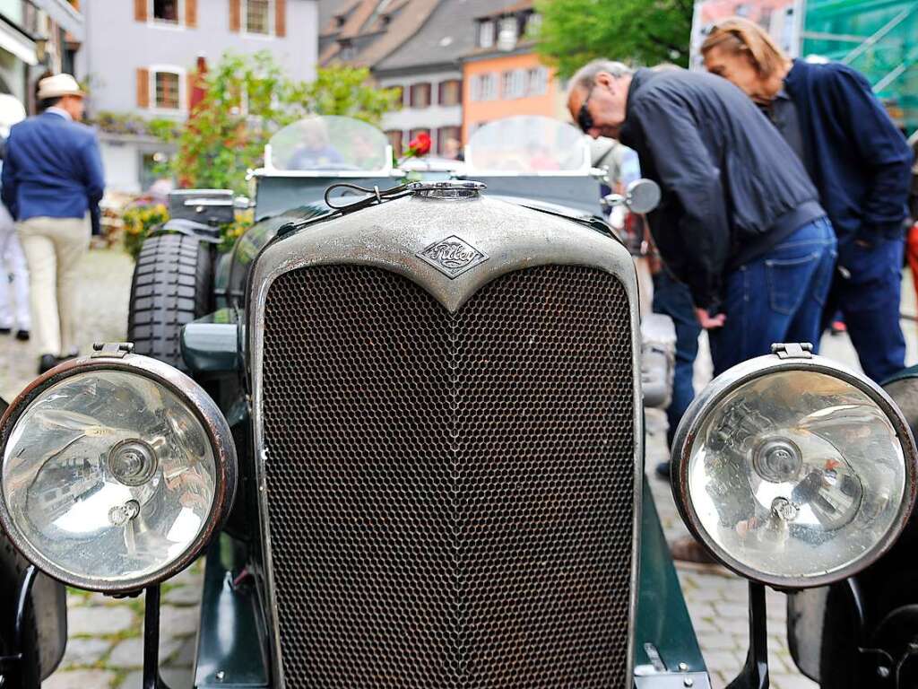 Das Wetter spielte prchtig mit und lockte zusammen mit 116 exquisiten Oldtimern Tausende zum verkaufsoffenen Sonntag in die Staufener Altstadt – zum Shoppen, genieen und bestaunen unterschiedlichster Gefhrte der Automobilhistorie.