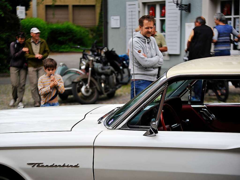 Das Wetter spielte prchtig mit und lockte zusammen mit 116 exquisiten Oldtimern Tausende zum verkaufsoffenen Sonntag in die Staufener Altstadt – zum Shoppen, genieen und bestaunen unterschiedlichster Gefhrte der Automobilhistorie.