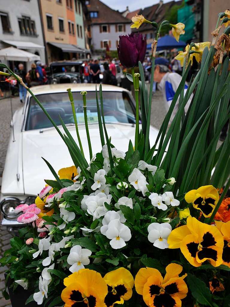 Das Wetter spielte prchtig mit und lockte zusammen mit 116 exquisiten Oldtimern Tausende zum verkaufsoffenen Sonntag in die Staufener Altstadt – zum Shoppen, genieen und bestaunen unterschiedlichster Gefhrte der Automobilhistorie.