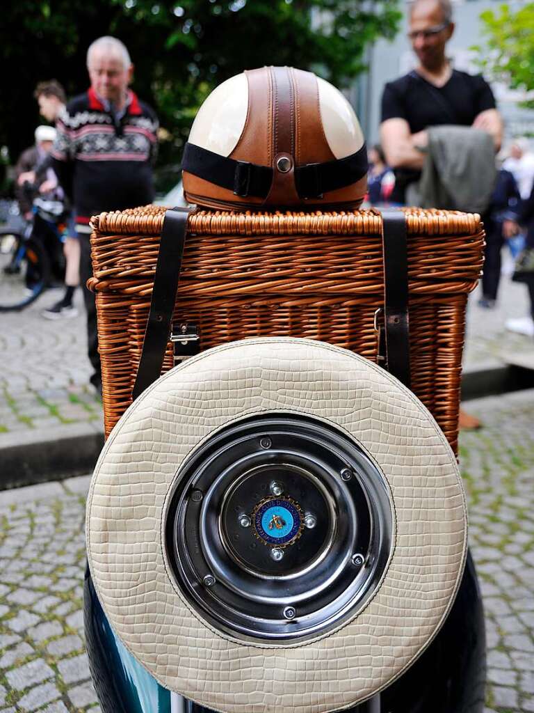 Das Wetter spielte prchtig mit und lockte zusammen mit 116 exquisiten Oldtimern Tausende zum verkaufsoffenen Sonntag in die Staufener Altstadt – zum Shoppen, genieen und bestaunen unterschiedlichster Gefhrte der Automobilhistorie.