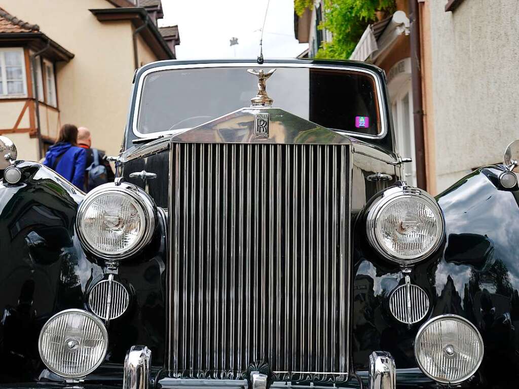 Das Wetter spielte prchtig mit und lockte zusammen mit 116 exquisiten Oldtimern Tausende zum verkaufsoffenen Sonntag in die Staufener Altstadt – zum Shoppen, genieen und bestaunen unterschiedlichster Gefhrte der Automobilhistorie.