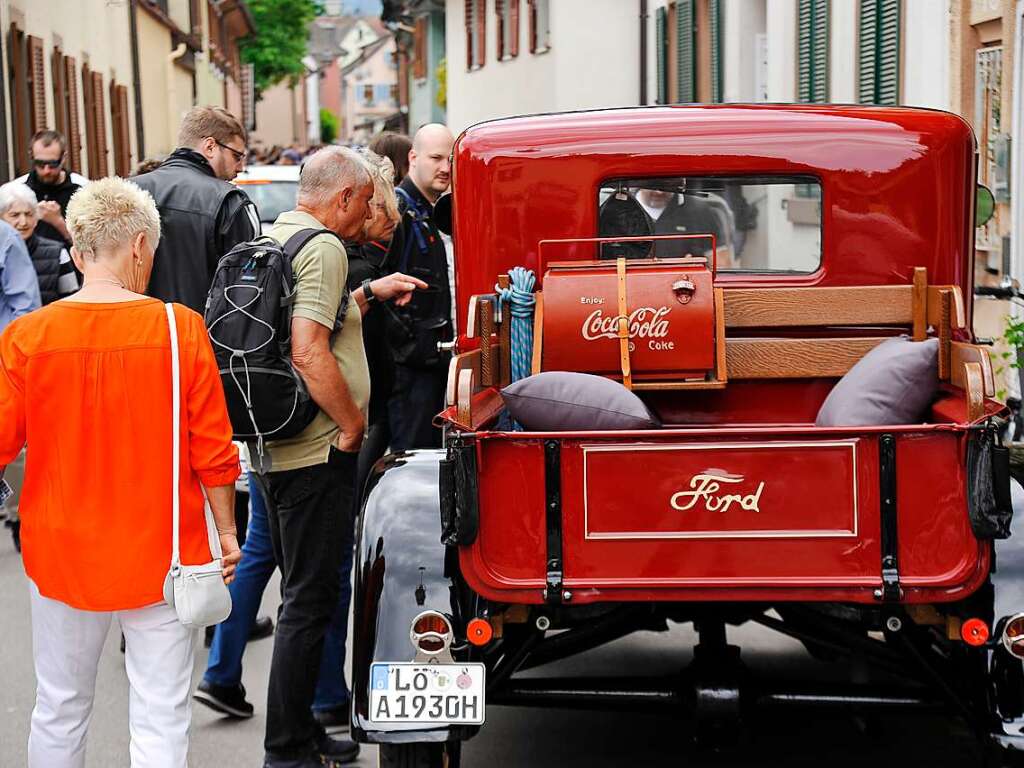 Das Wetter spielte prchtig mit und lockte zusammen mit 116 exquisiten Oldtimern Tausende zum verkaufsoffenen Sonntag in die Staufener Altstadt – zum Shoppen, genieen und bestaunen unterschiedlichster Gefhrte der Automobilhistorie.