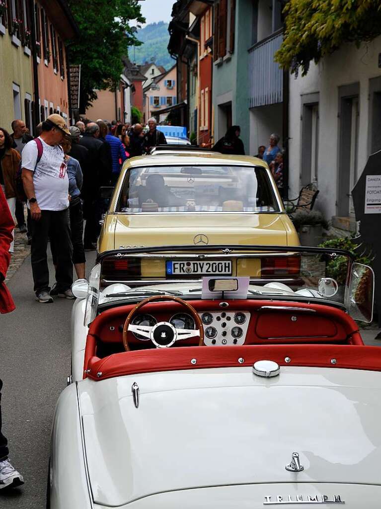 Das Wetter spielte prchtig mit und lockte zusammen mit 116 exquisiten Oldtimern Tausende zum verkaufsoffenen Sonntag in die Staufener Altstadt – zum Shoppen, genieen und bestaunen unterschiedlichster Gefhrte der Automobilhistorie.