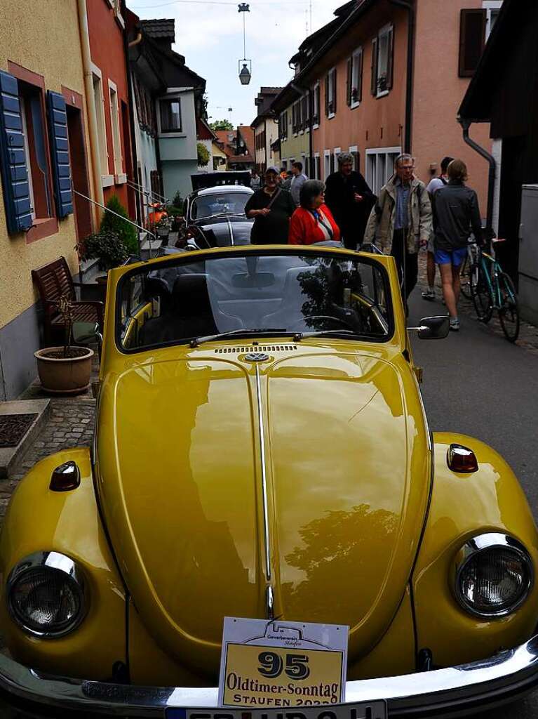 Das Wetter spielte prchtig mit und lockte zusammen mit 116 exquisiten Oldtimern Tausende zum verkaufsoffenen Sonntag in die Staufener Altstadt – zum Shoppen, genieen und bestaunen unterschiedlichster Gefhrte der Automobilhistorie.