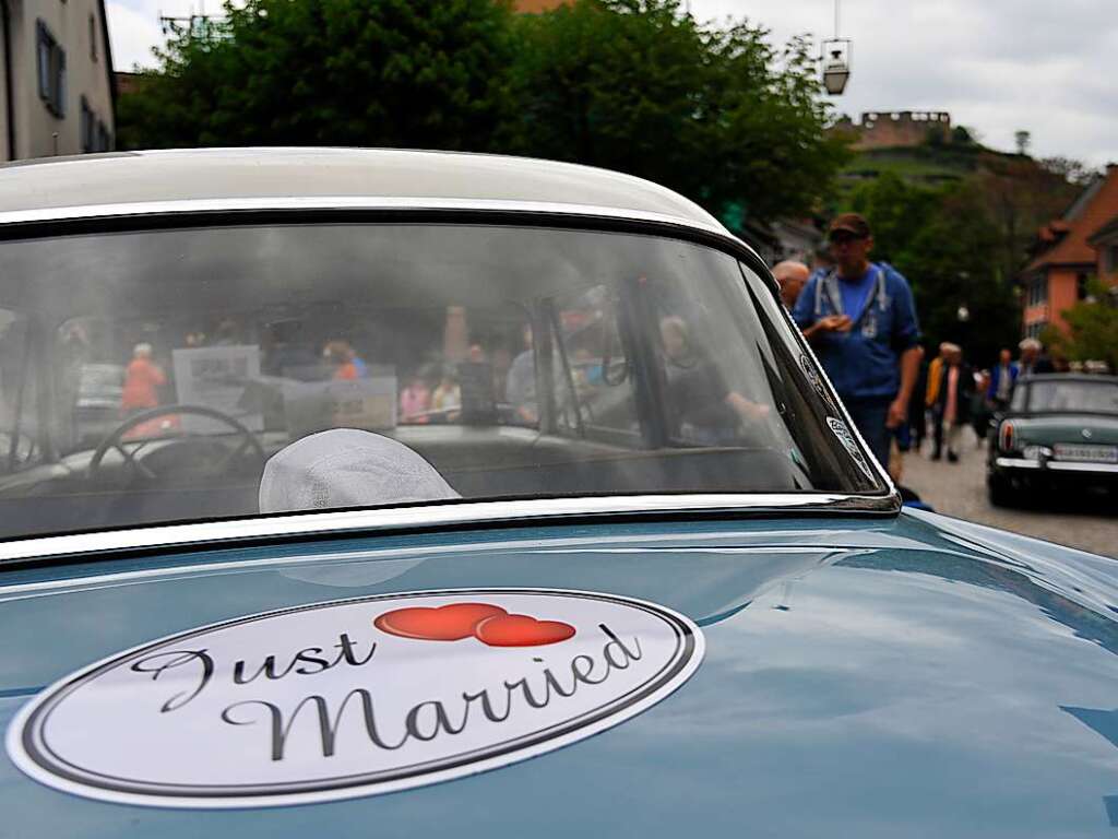 Das Wetter spielte prchtig mit und lockte zusammen mit 116 exquisiten Oldtimern Tausende zum verkaufsoffenen Sonntag in die Staufener Altstadt – zum Shoppen, genieen und bestaunen unterschiedlichster Gefhrte der Automobilhistorie.