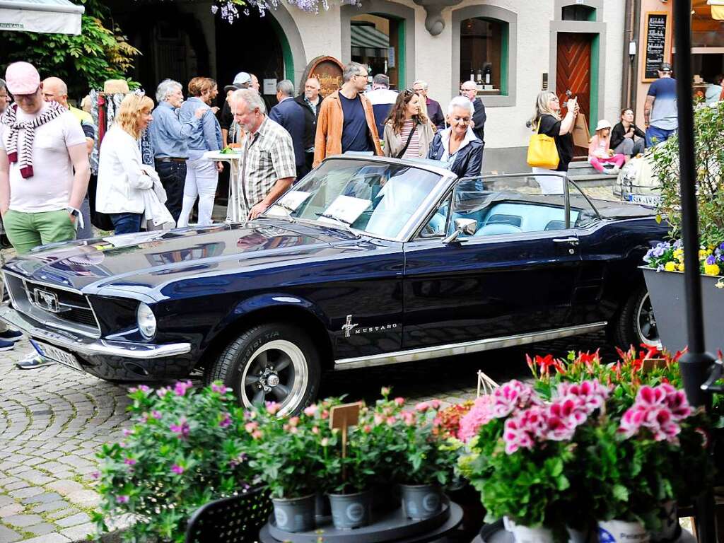 Das Wetter spielte prchtig mit und lockte zusammen mit 116 exquisiten Oldtimern Tausende zum verkaufsoffenen Sonntag in die Staufener Altstadt – zum Shoppen, genieen und bestaunen unterschiedlichster Gefhrte der Automobilhistorie.