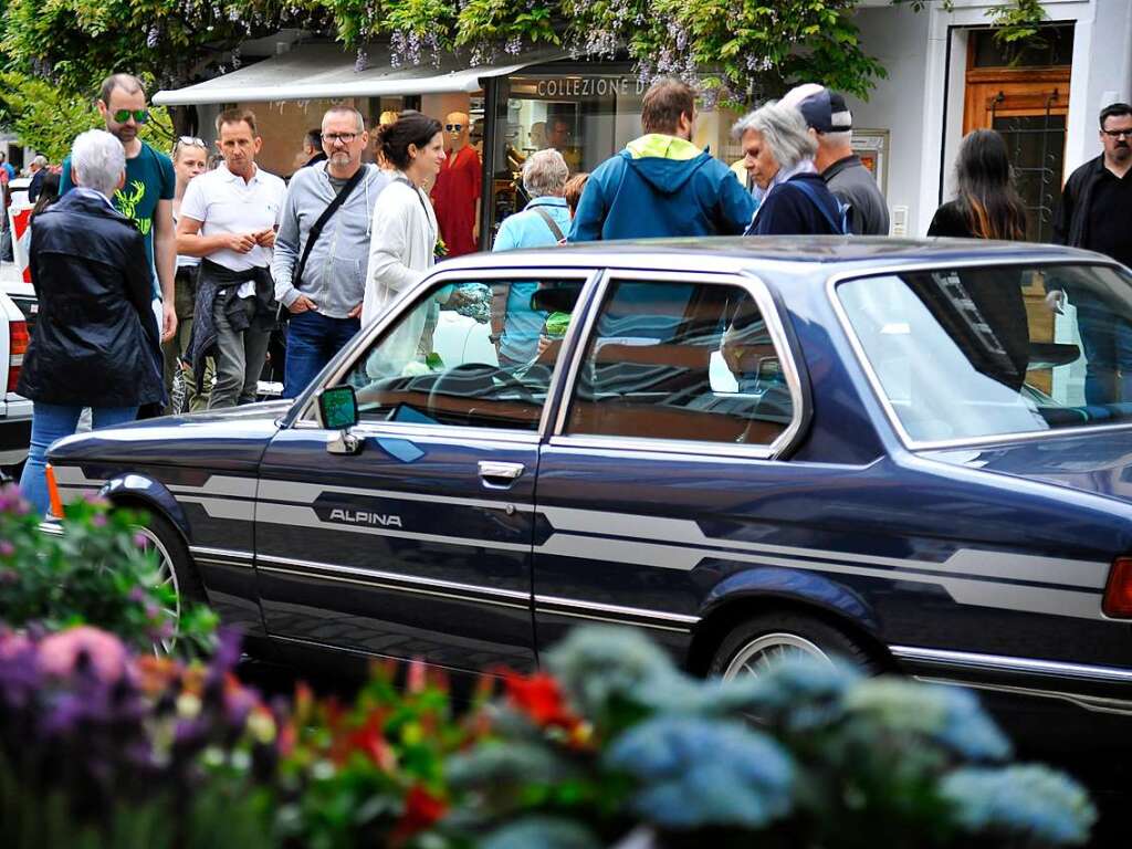 Das Wetter spielte prchtig mit und lockte zusammen mit 116 exquisiten Oldtimern Tausende zum verkaufsoffenen Sonntag in die Staufener Altstadt – zum Shoppen, genieen und bestaunen unterschiedlichster Gefhrte der Automobilhistorie.