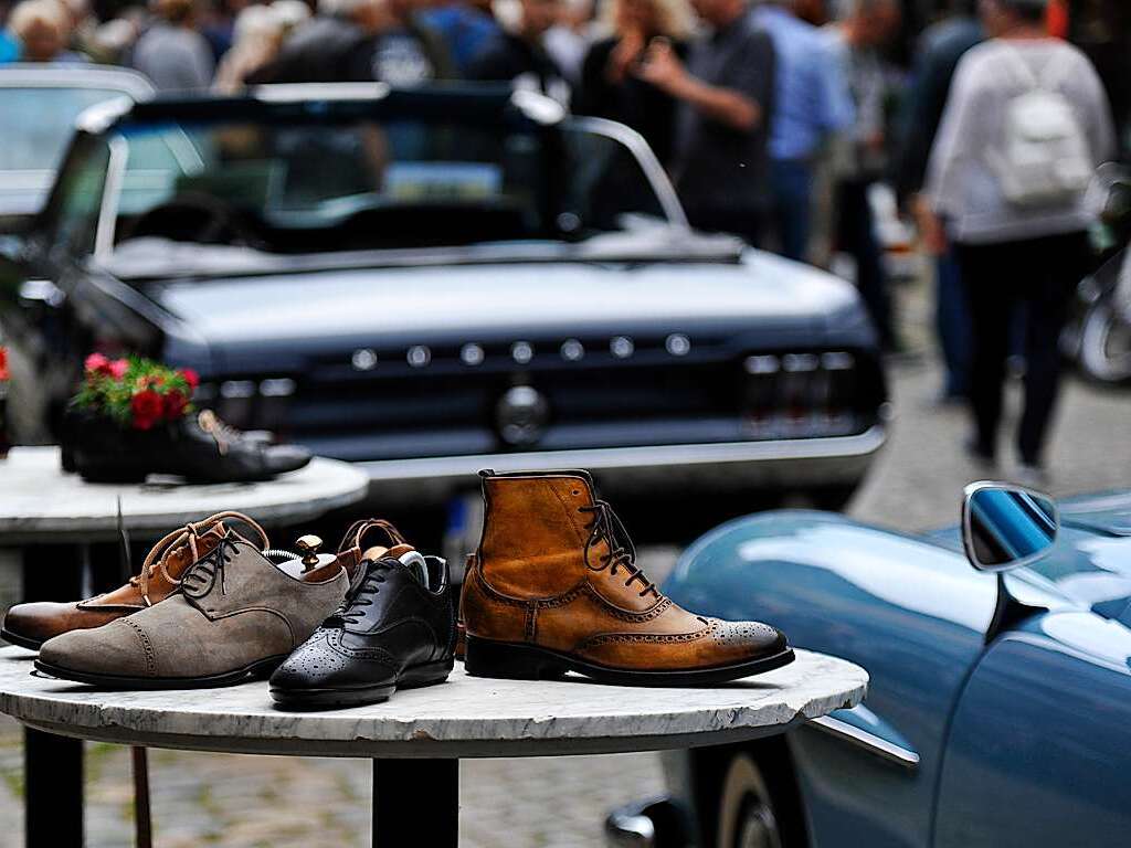 Das Wetter spielte prchtig mit und lockte zusammen mit 116 exquisiten Oldtimern Tausende zum verkaufsoffenen Sonntag in die Staufener Altstadt – zum Shoppen, genieen und bestaunen unterschiedlichster Gefhrte der Automobilhistorie.