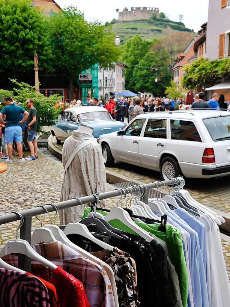 Das Wetter spielte prchtig mit und lockte zusammen mit 116 exquisiten Oldtimern Tausende zum verkaufsoffenen Sonntag in die Staufener Altstadt – zum Shoppen, genieen und bestaunen unterschiedlichster Gefhrte der Automobilhistorie.