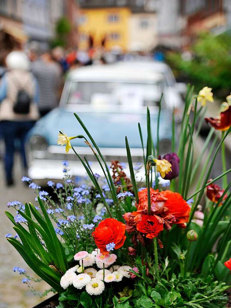 Das Wetter spielte prchtig mit und lockte zusammen mit 116 exquisiten Oldtimern Tausende zum verkaufsoffenen Sonntag in die Staufener Altstadt – zum Shoppen, genieen und bestaunen unterschiedlichster Gefhrte der Automobilhistorie.