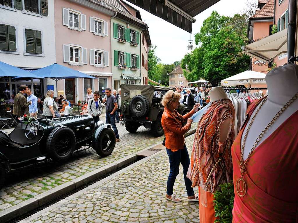 Das Wetter spielte prchtig mit und lockte zusammen mit 116 exquisiten Oldtimern Tausende zum verkaufsoffenen Sonntag in die Staufener Altstadt – zum Shoppen, genieen und bestaunen unterschiedlichster Gefhrte der Automobilhistorie.