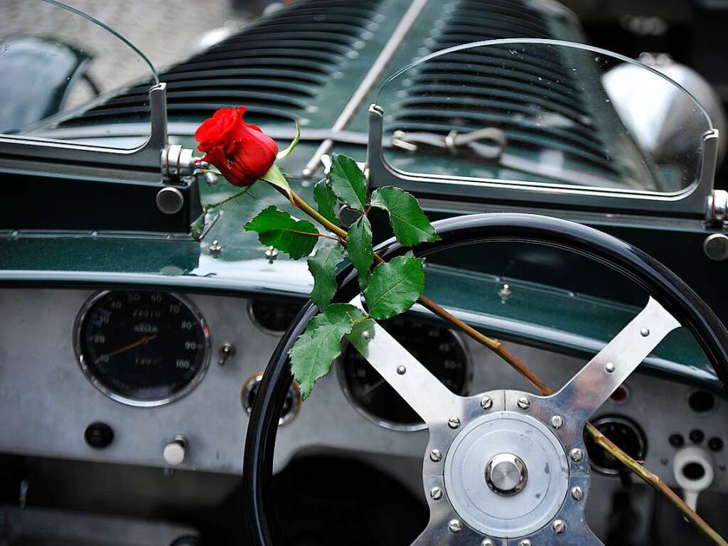 Das Wetter spielte prchtig mit und lockte zusammen mit 116 exquisiten Oldtimern Tausende zum verkaufsoffenen Sonntag in die Staufener Altstadt – zum Shoppen, genieen und bestaunen unterschiedlichster Gefhrte der Automobilhistorie.