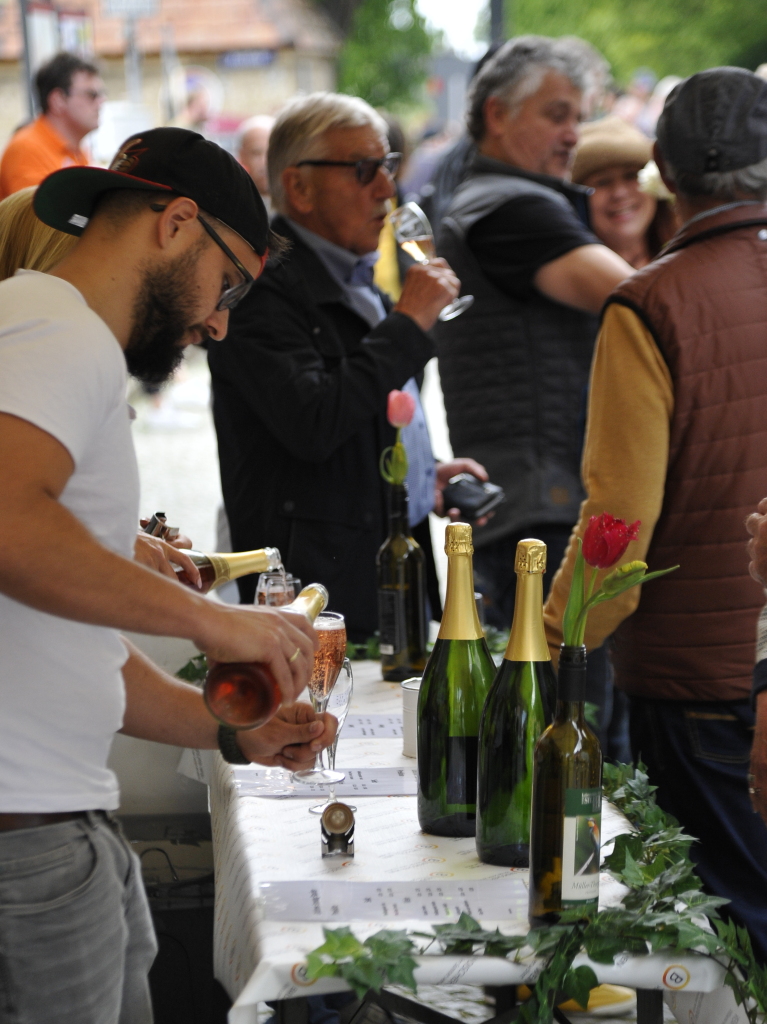 Das Wetter spielte prchtig mit und lockte zusammen mit 116 exquisiten Oldtimern Tausende zum verkaufsoffenen Sonntag in die Staufener Altstadt – zum Shoppen, genieen und bestaunen unterschiedlichster Gefhrte der Automobilhistorie.