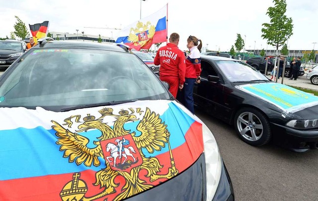 Die Teilnehmer des Pro-Russland-Autoko...am Parkplatz des Europa-Park-Stadions.  | Foto: Rita Eggstein