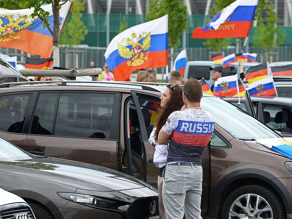 Demonstration von russischstmmigen Menschen pro Russland und Putin