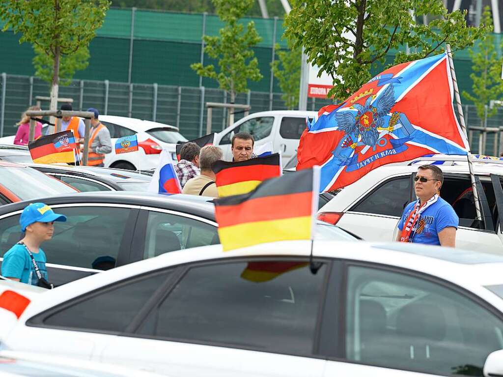 Demonstration von russischstmmigen Menschen pro Russland und Putin