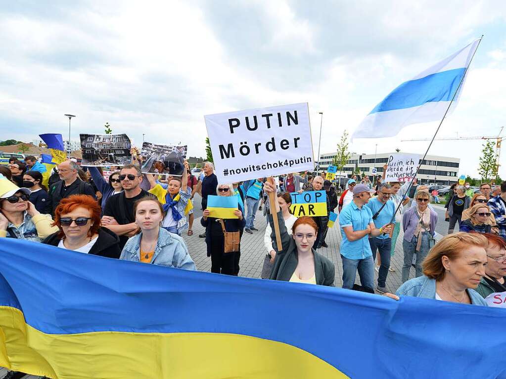 Auf der anderen Seite des Parkplatzes wehen die blau-gelben Flaggen der Ukraine. Rund 300 Menschen zeigen ihren Unmut gegen die Pro-Russische Demonstration