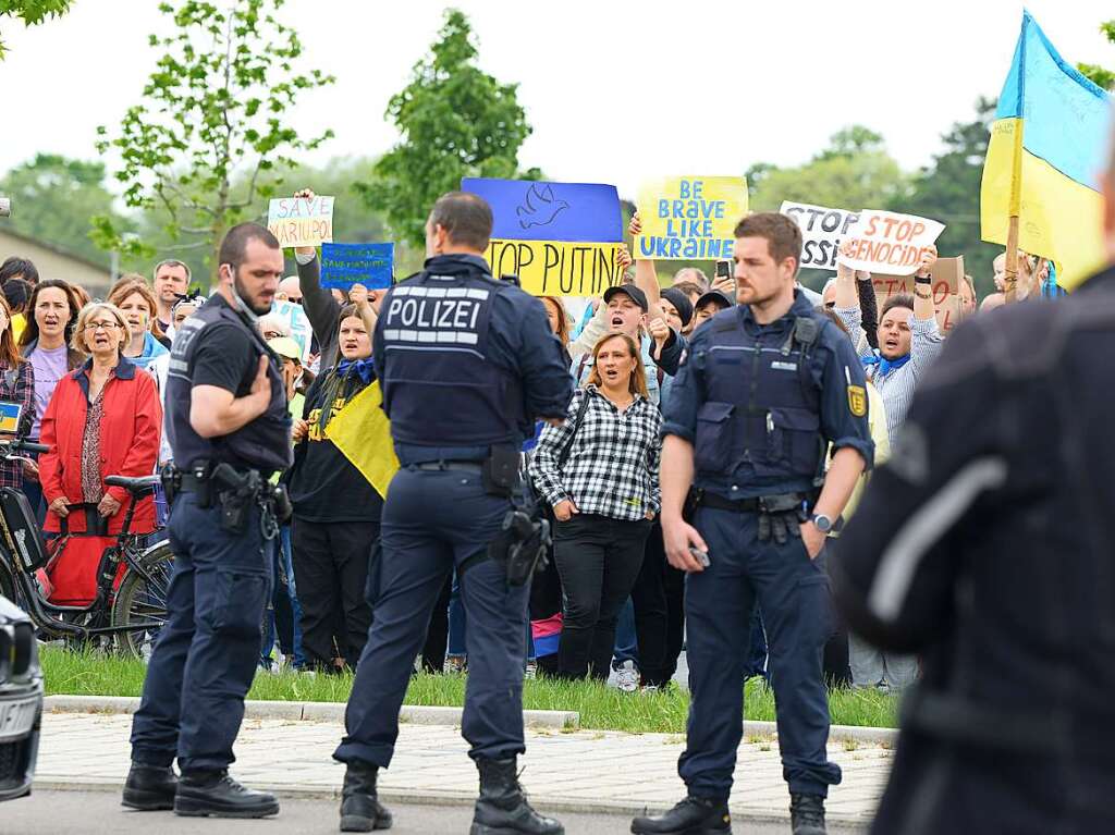 Auf der anderen Seite des Parkplatzes wehen die blau-gelben Flaggen der Ukraine. Rund 300 Menschen zeigen ihren Unmut gegen die Pro-Russische Demonstration