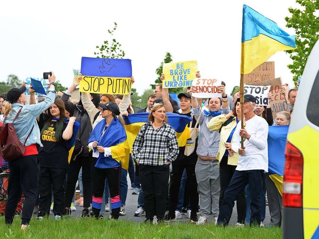 Auf der anderen Seite des Parkplatzes wehen die blau-gelben Flaggen der Ukraine. Rund 300 Menschen zeigen ihren Unmut gegen die Pro-Russische Demonstration