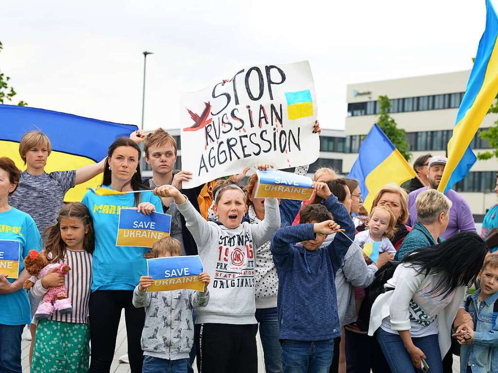 Auf der anderen Seite des Parkplatzes wehen die blau-gelben Flaggen der Ukraine. Rund 300 Menschen zeigen ihren Unmut gegen die Pro-Russische Demonstration