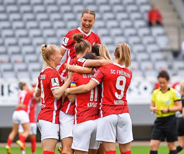 Die Mitspielerinnen freuen sich mit  S...t) ber deren Tor zum 1:0 gegen Essen.  | Foto: Achim Keller