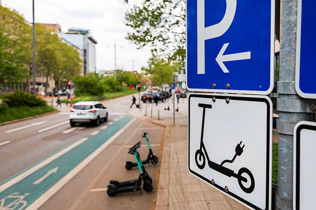 Ein Schild weist an der Theodor-Heuss-...tadt auf Parkplätze für E-Scooter hin.  | Foto: Christoph Schmidt (dpa)