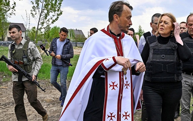 Brbel Bas (rechts) besuchte auch Buts...malicher russischer Kriegsverbrechen.  | Foto: GENYA SAVILOV (AFP)