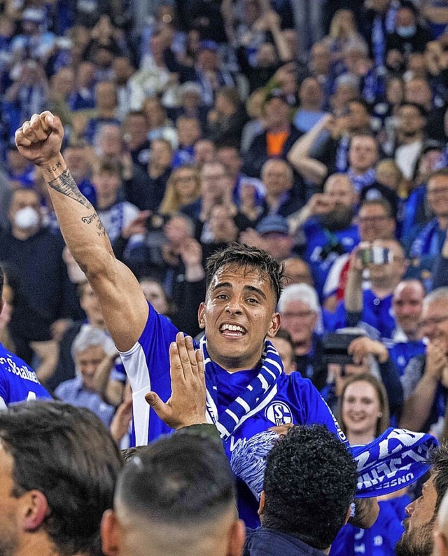 Schalke-Akteur Rodrigo Zalazar feiert mit  Fans.  | Foto: David Inderlied (dpa)