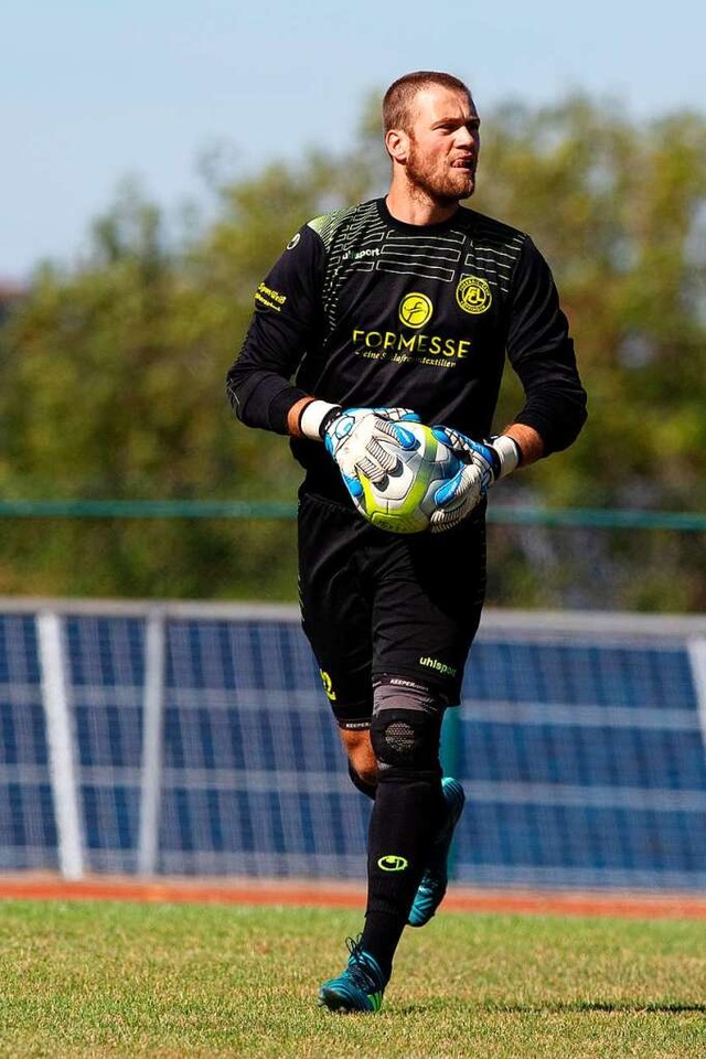 Der Lffinger Torwarttrainer Dominik O...sspiel in Singen zwischen den Pfosten.  | Foto: Wolfgang Scheu