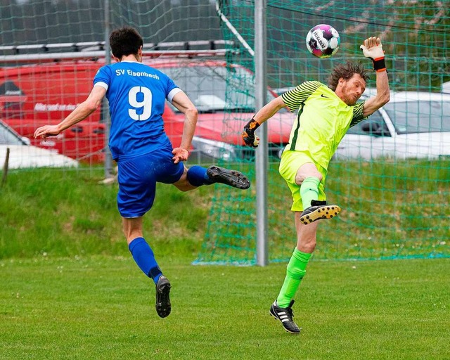 In der ersten Halbzeit wehrte der Unad... die SG eine herbe 1:4-Heimniederlage.  | Foto: Wolfgang Scheu